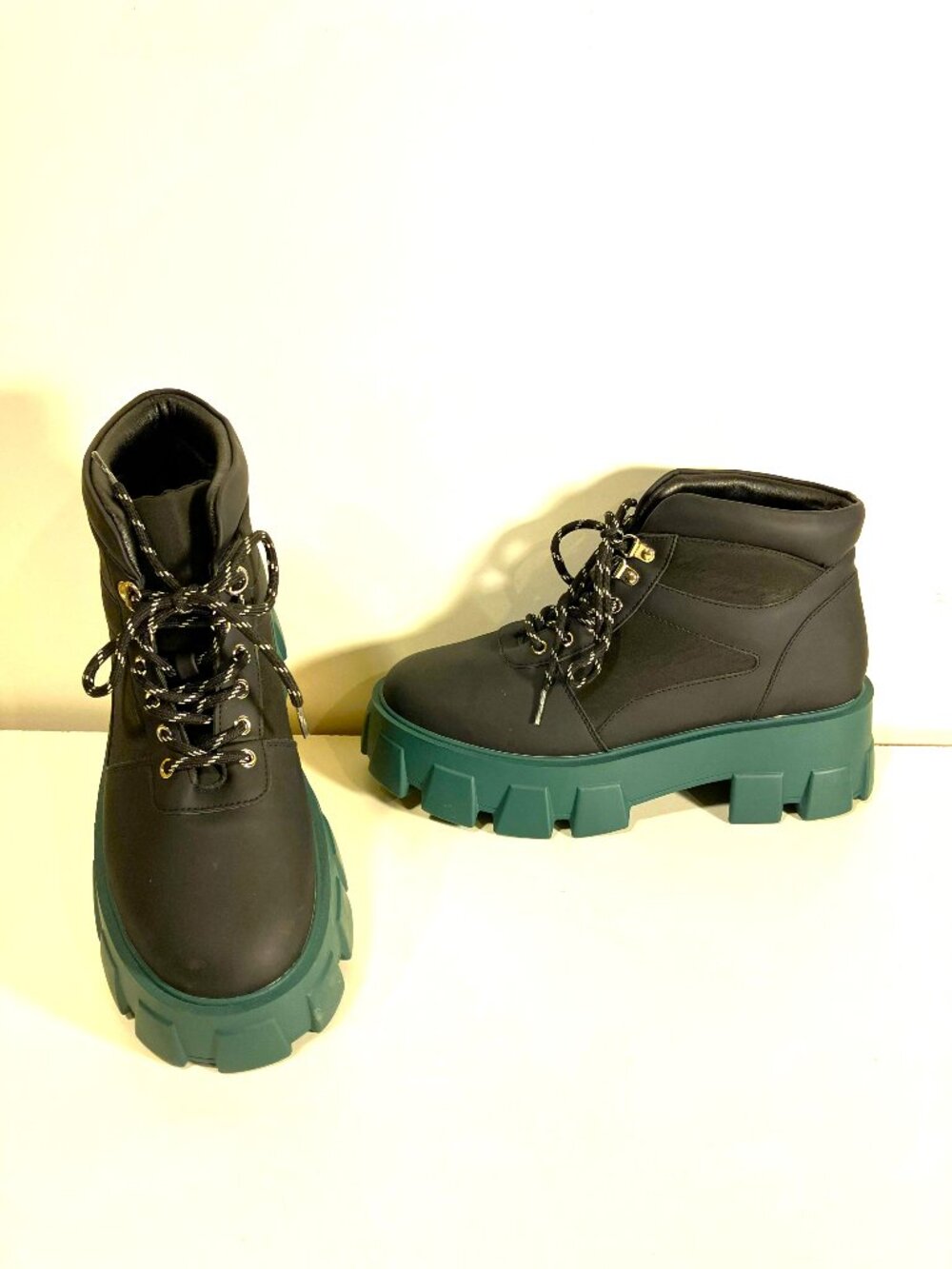 SHOEDAZZLE Thick Lug-Soled Black/Green Ankle Boots.  Size 10.  Excellent cond.